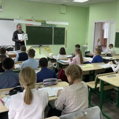 Урок «Основы православной культуры» в четвертом классе провел настоятель храма  села Завидово  
