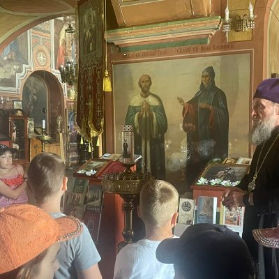 Воспитанники школьного лагеря с. Завидово познакомились с литературной выставкой «Святое семейство»