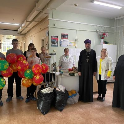 Старшеклассники Козловской школы вместе со священниками  посетили паллиативное отделение 